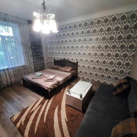 Apartment 2 Bed Rooms Near Aristokrat Zaporizhia Buitenkant foto